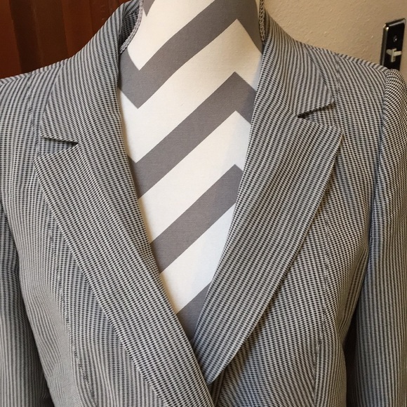 Armani Collezioni blazer🌹🌹🌹 - Picture 6 of 7